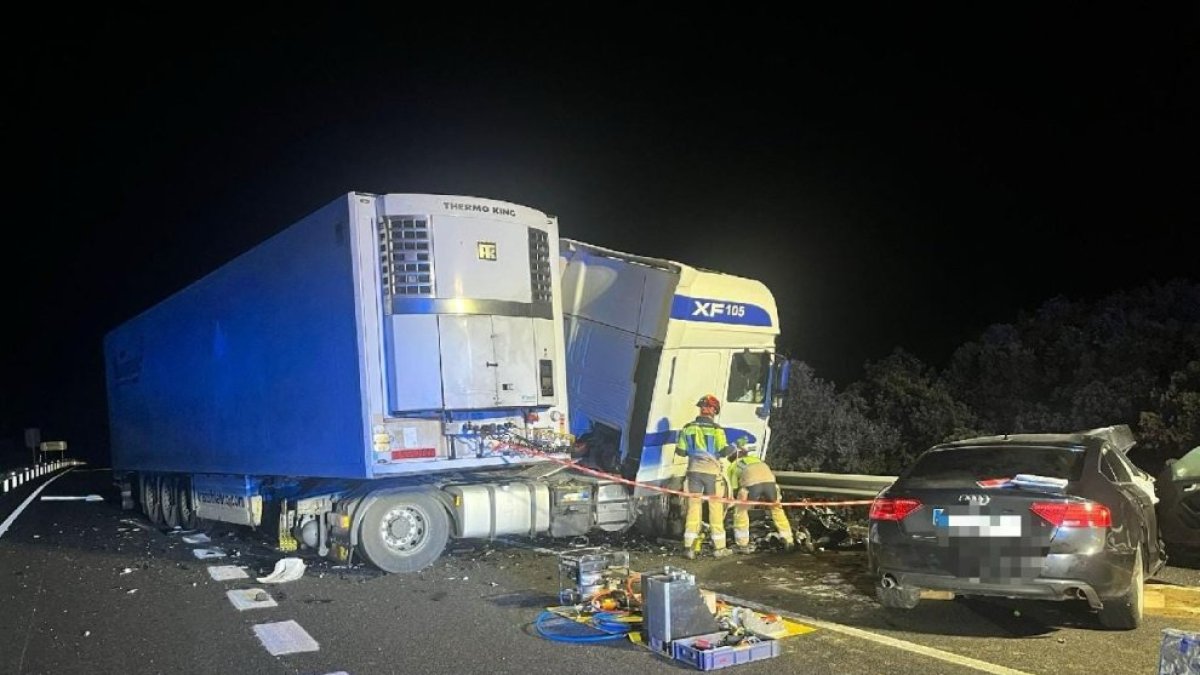 Estado en el que quedaron el coche y el camión tras el accidente en el que falleció una mujer en Soria.