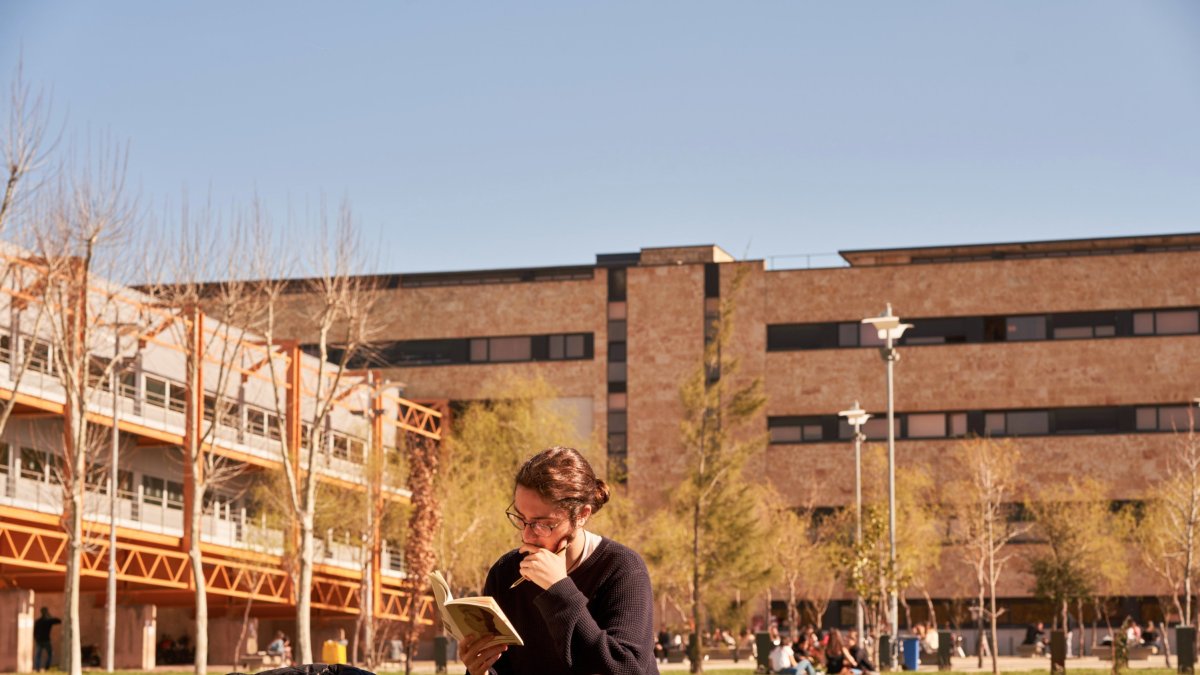 Una alumna en el campus de Salamanca, en una imagen de archivo.