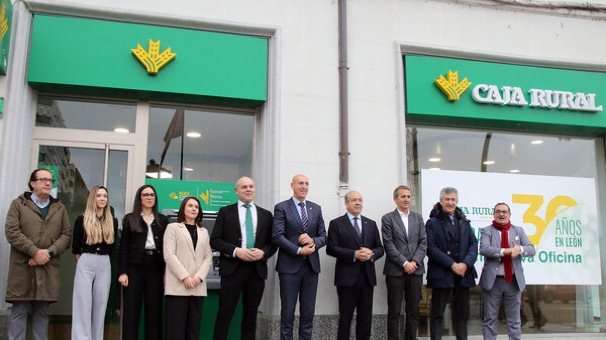 El alcalde, José Antonio Díez asiste al acto de inauguración de la nueva oficina de Caja Rural en la capital leonesa