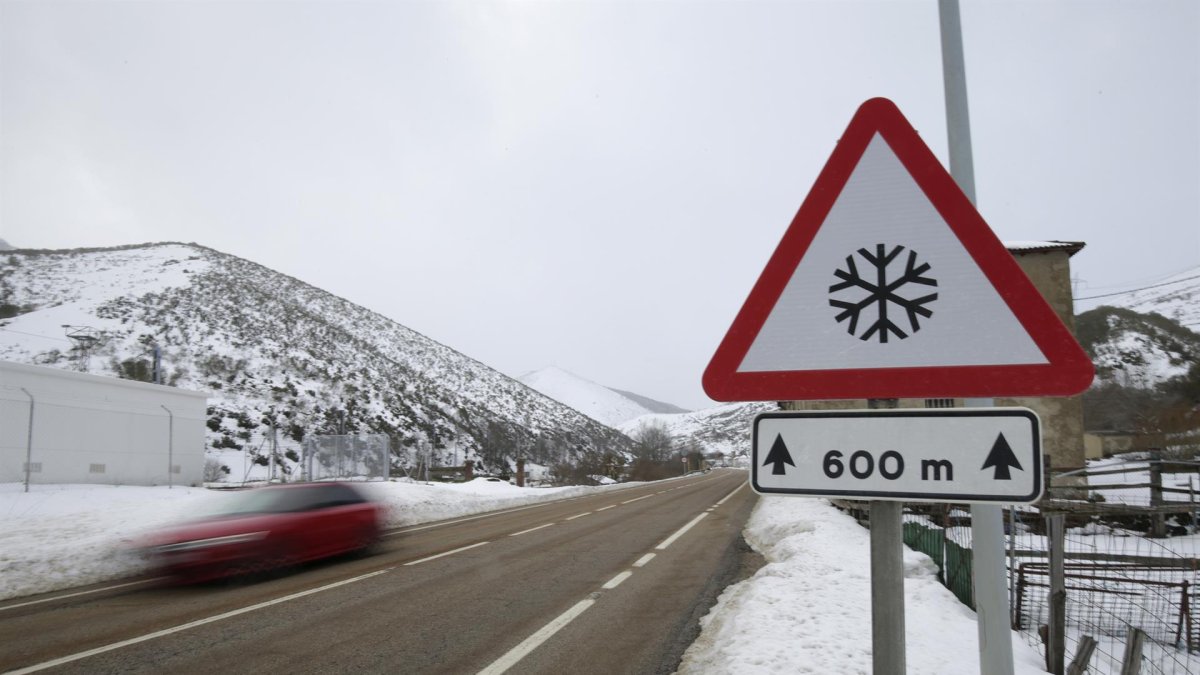 Una imagen de archivo de nieve en el Puerto de Pajares