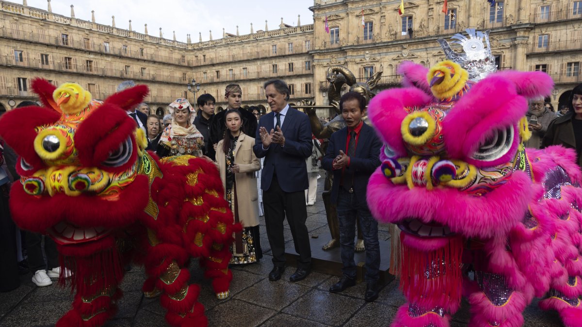 El alcalde de Salamanca, Carlos García Carbayo, y el escultor Xu Hongfei presentan la escultura dedicada al Año de la Serpiente.