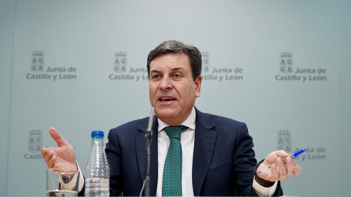 El portavoz de la Junta y consejero de Economía y Hacienda, Carlos Fernández Carriedo, comparece en rueda de prensa posterior al Consejo de Gobierno.