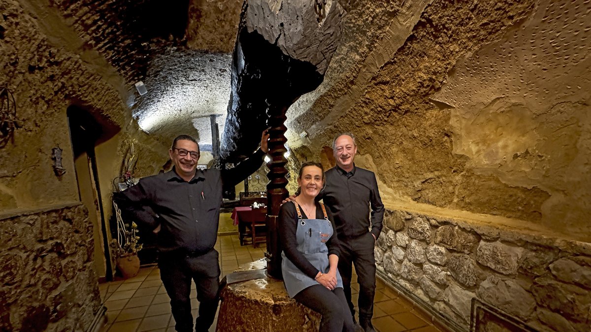 Laura Cuevas y los hermanos Jesús y Javier Parrado Nieto, en la entrada el lagar en la Nieta