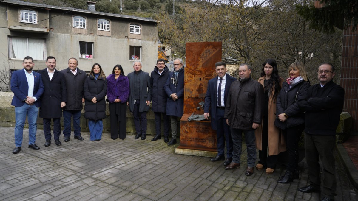 Foto de familia de las autoridades asistentes al Festival Municipal del Botillo Las Candelas de Torre del Bierzo (León), con la asistencia del delegado del Gobierno, Nicanor Sen (6D).