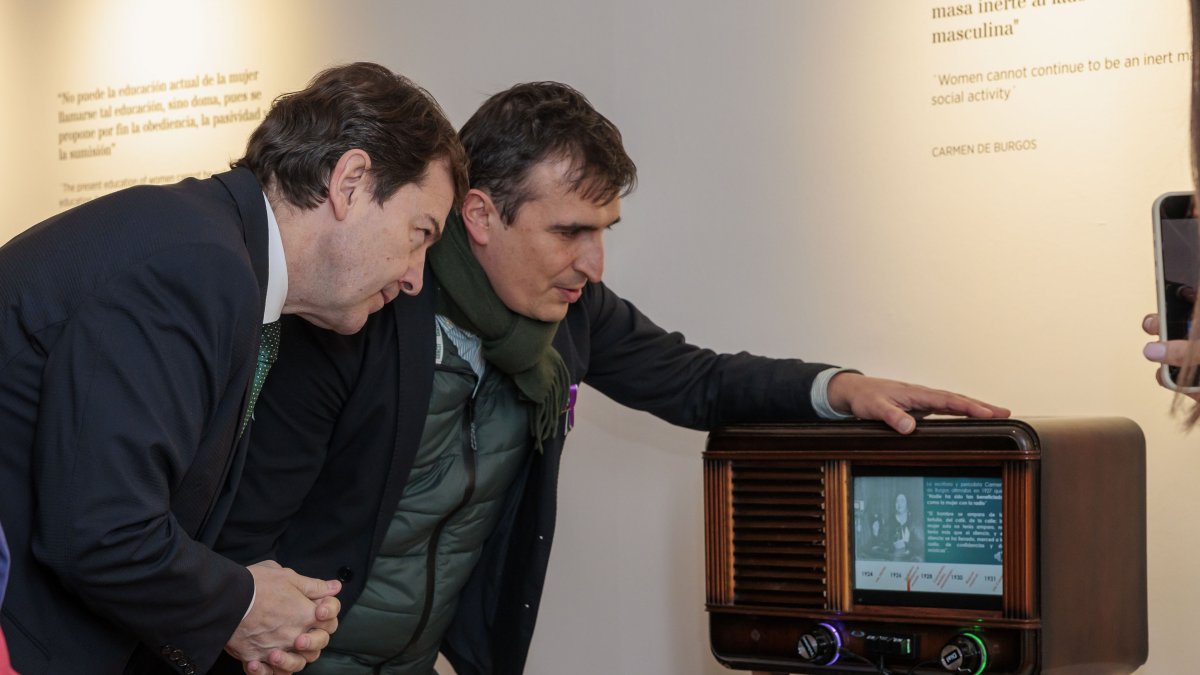 El presidente de la Junta, Alfonso Fernández Mañueco, en su visita a la exposición 'La Conquista del Voto'.