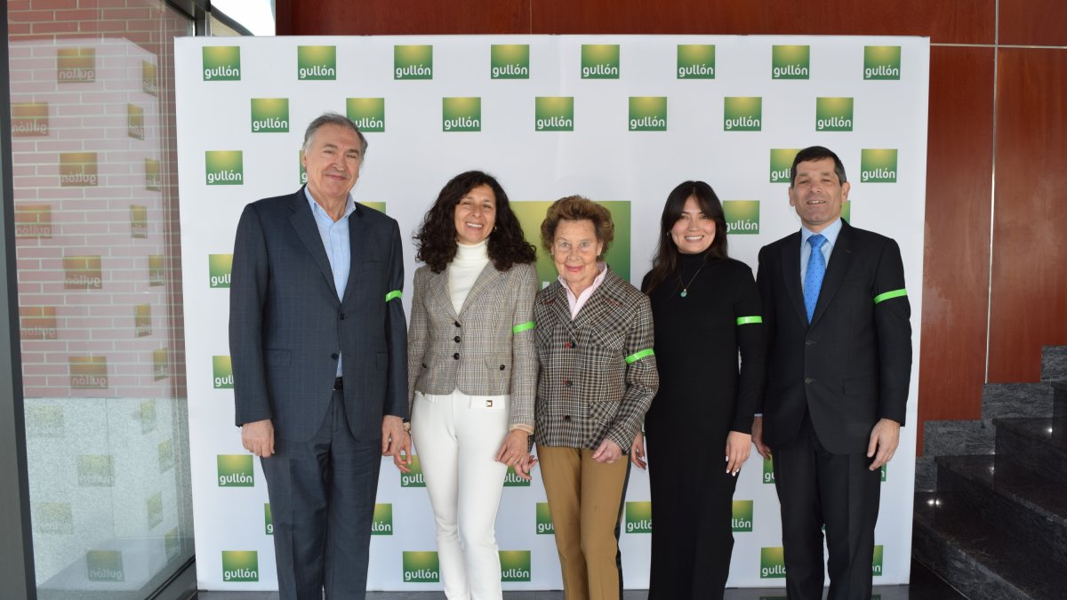Juan Miguel Martínez Gabaldón, consejero delegado y directorgeneral; Lourdes Gullón, presidenta de Galletas Gullón; María Teresa Rodríguez,presidenta de honor de Galletas Gullón; Nicole Leandro, responsable Sistema GestiónÉtica, Responsable y Excelente de Galletas Gullón; y Paco Hevia, director Corporativo.
