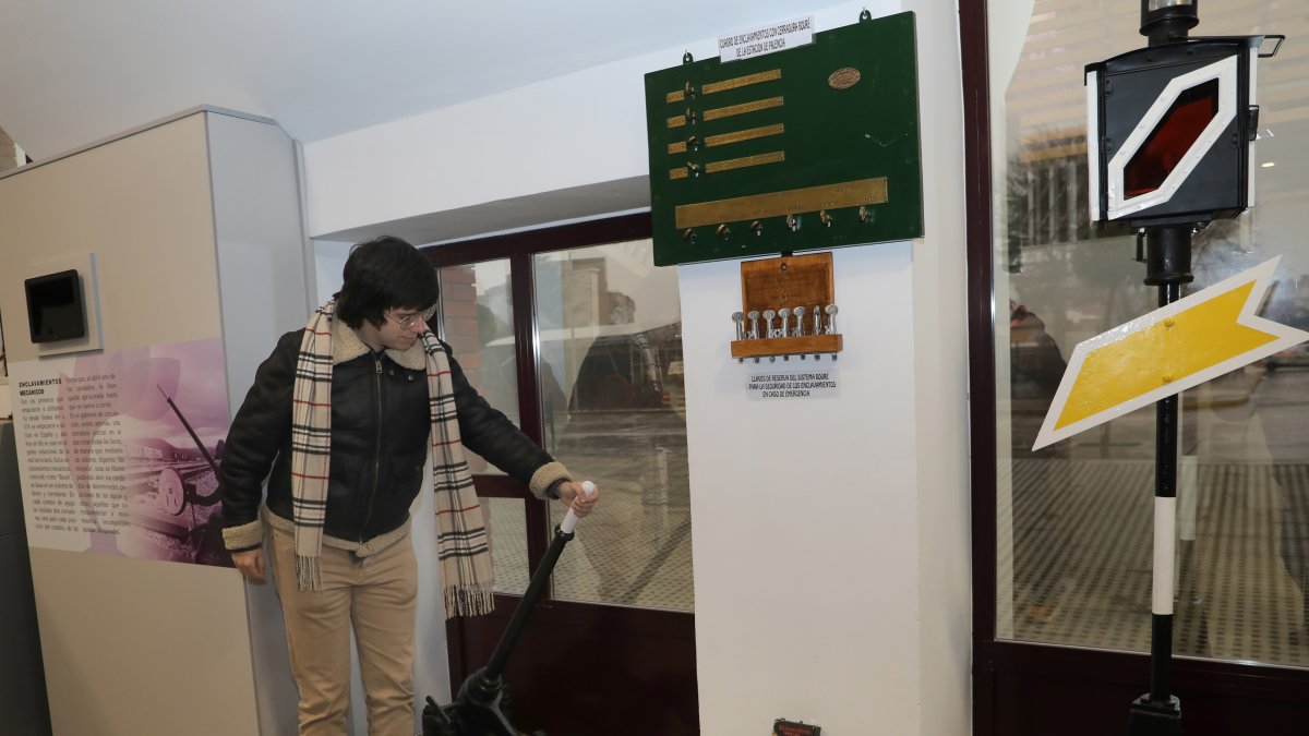 Una persona en el Museo del Ferrocarril en la localidad de Venta de Baños.