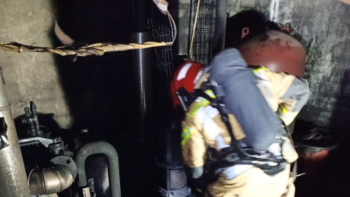 Un bombero en la sala afectada
