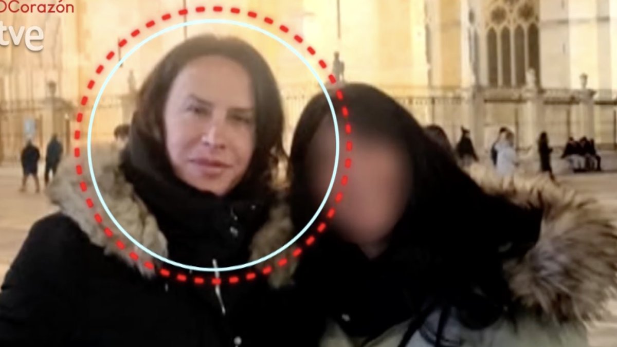 Karla Sofía Gascón ante la Catedral de León