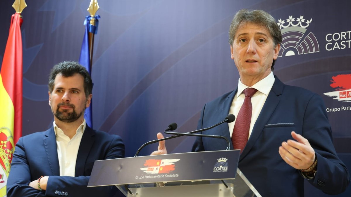 Carlos Martínez, en primer término, en su comparecencia junto a Luis Tudanca en las Cortes.