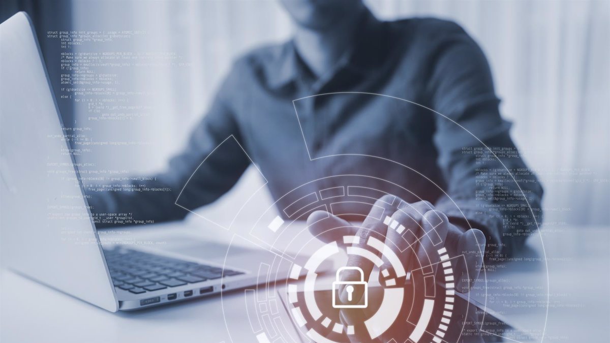 Imagen de archivo de una persona manejando un ordenador.