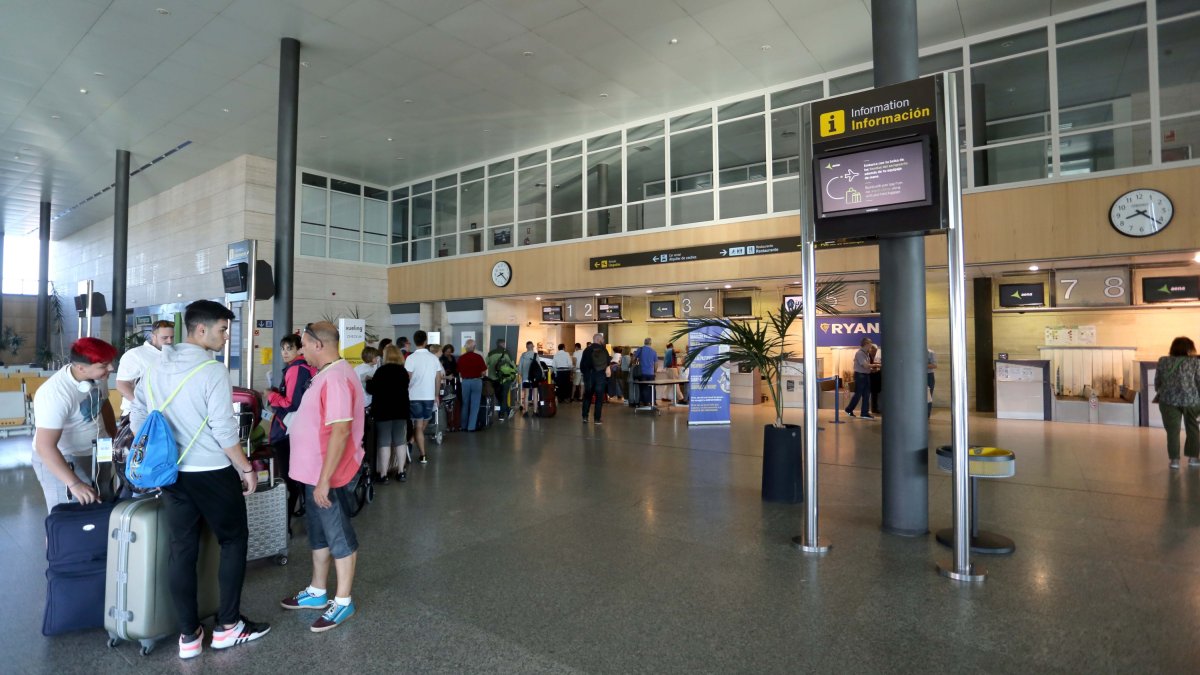 Pasajeros en el aeropuerto de Villanubla en una imagen de archivo.