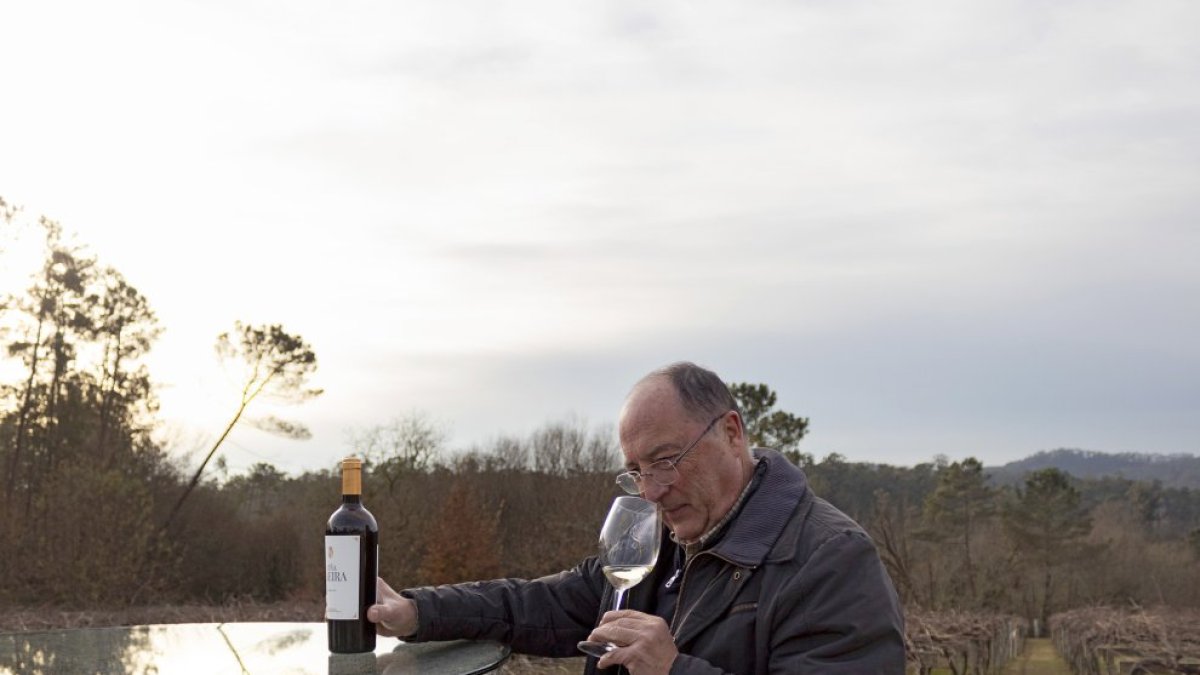 Carlos Moro, en los viñedos de Viña Caeira, su proyecto en Rías Baixas. En la imagen pequeña, el emparrado en granito tan característico de esta zona