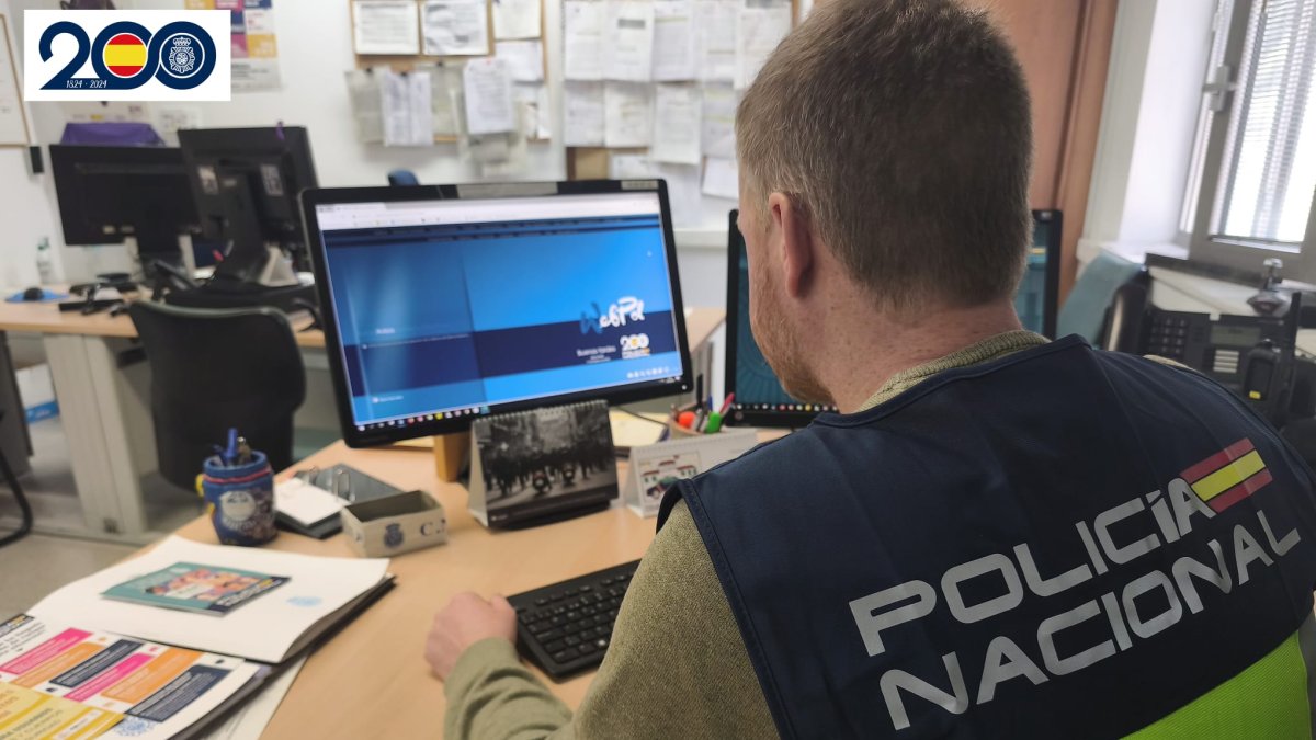 Imagen de archivo de un agente de la Policía Nacional especializado de la Unidad de Atención a la Familia y Mujer.