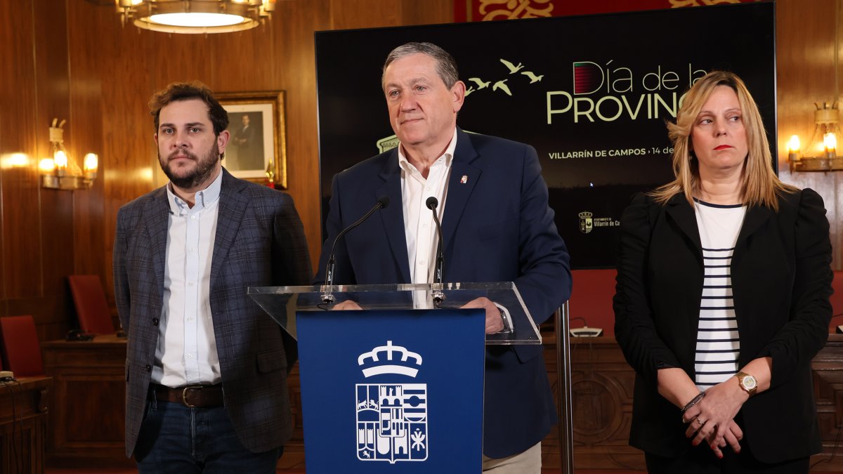 Javier Faúndez, presidente de la diputación de Zamora, junto al vicepresidente primero y diputado de Educación, Victor López y la alcaldesa de la localidad, Ainhoa Arangure
