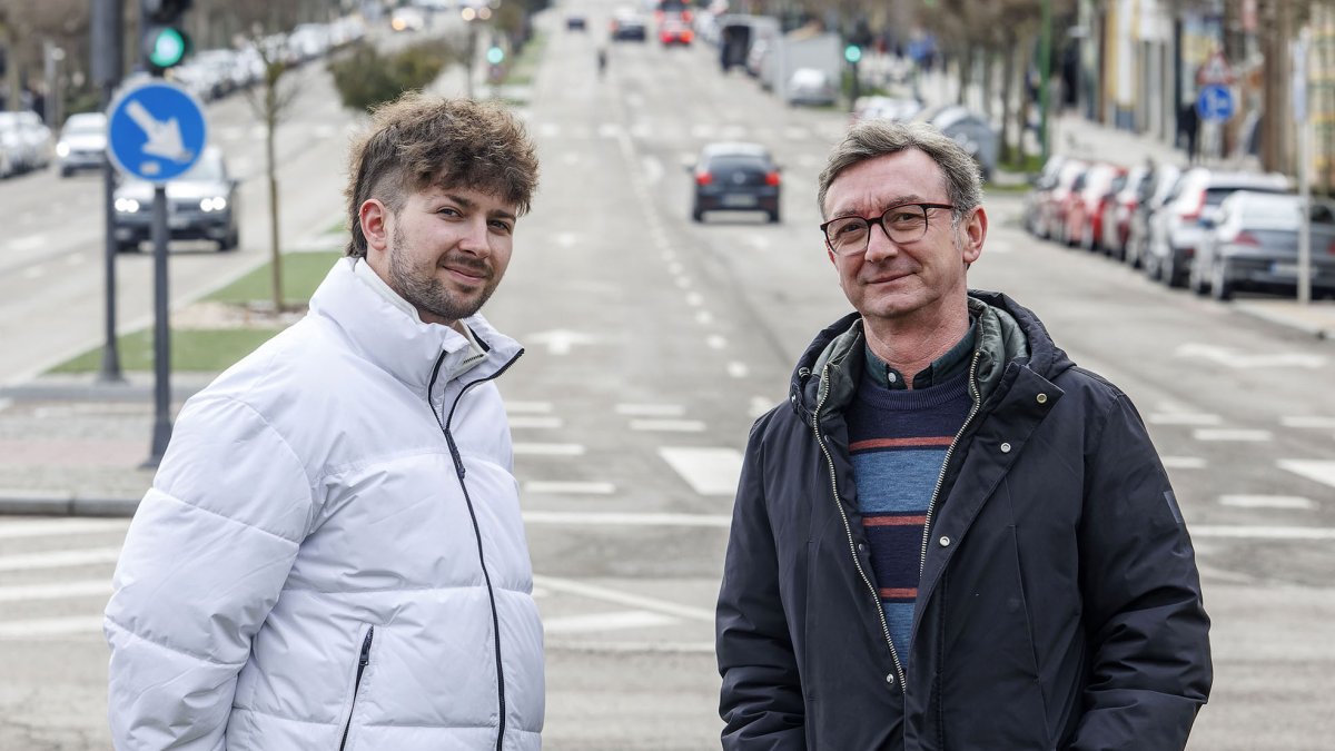 Samuel Tobías Escolar junto a uno de sus profesores en la avenida Cantabria de Burgos.