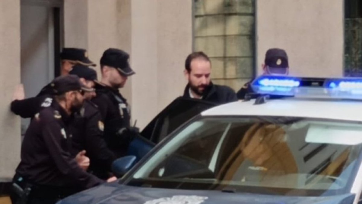 Foto de Ángel Hernández, el día de su detención saliendo de Comisaría