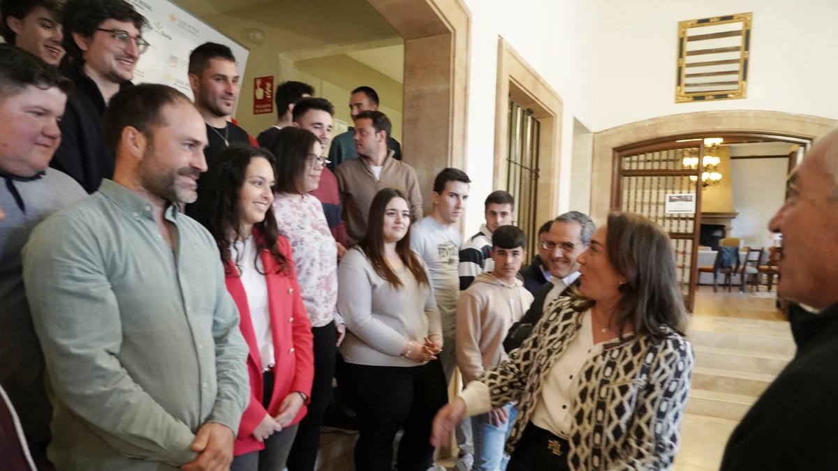La consejera de Agricultura, Ganadería y Desarrollo Rural, María González Corral, conversa con los participantes en las X Jornadas de Jóvenes Cooperativistas de Urcacyl.