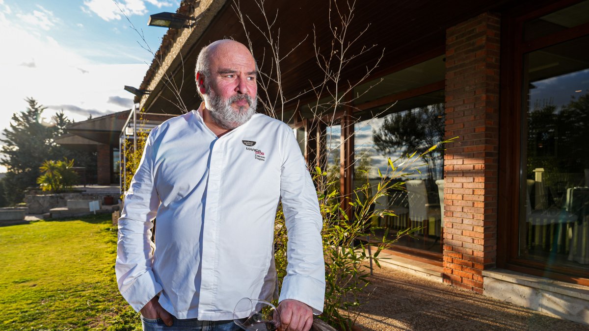 Dámaso posa con una copa de vino en el jardín de su restaurante ubicado en el hoyo 9 del Club de Campo La Galera que abrió en mayo de 2017.