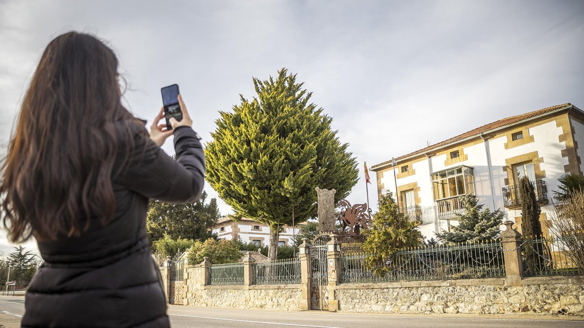 Las casas de los indianos son una de las imágenes más conocidas de Cidones, un término en el que también hay atractivos como la playa de Peña Gamella.