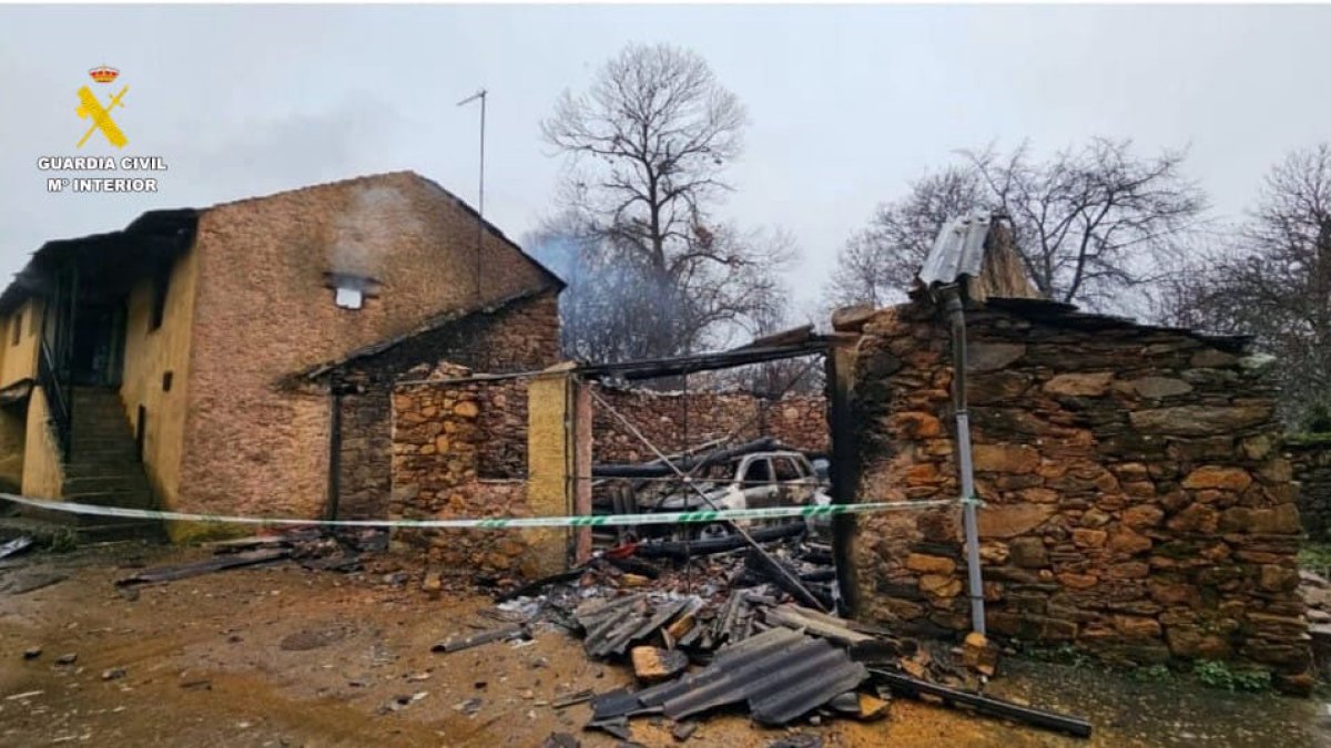 Investigado un vecino de Villar del Monte (León) por un incendio en una vivienda y un garaje