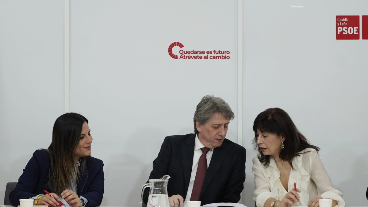 La vicesecretaria general del PSOECyL, Nuria Rubio; el secretario general, Carlos Martínez; y la presidenta del partido, Ana Redondo, en una imagen de archivo.
