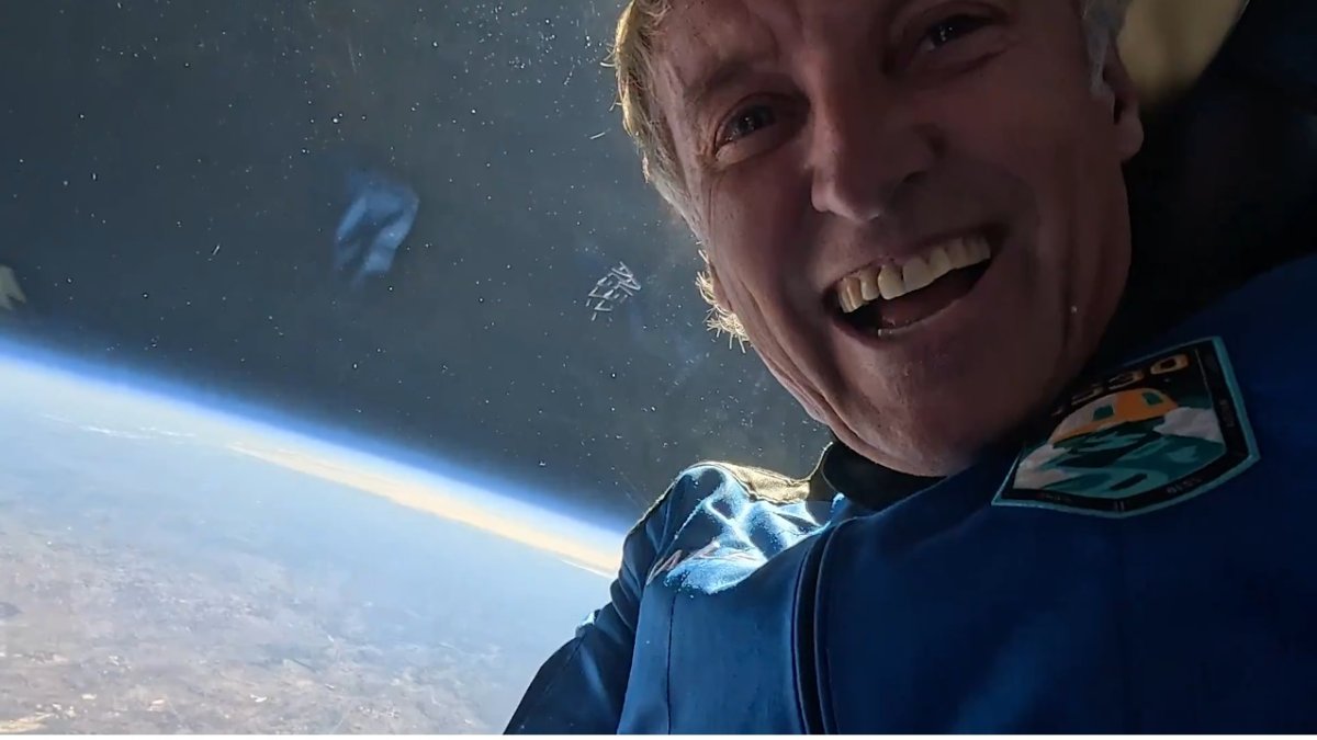 Imagen de Jesús Calleja con la Tierra de fondo.