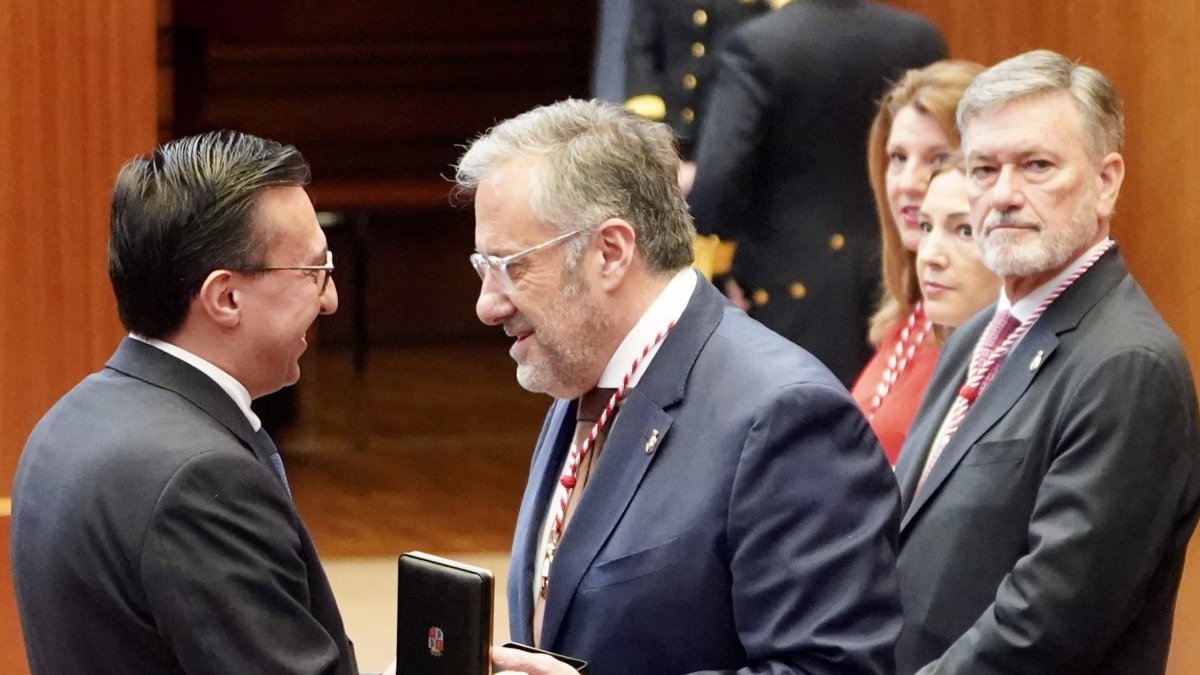 Carlos Pollán, en el momento de entregar la Medalla de las Cortes a Javier Burrieza como renococimiento a la Semana Santa.