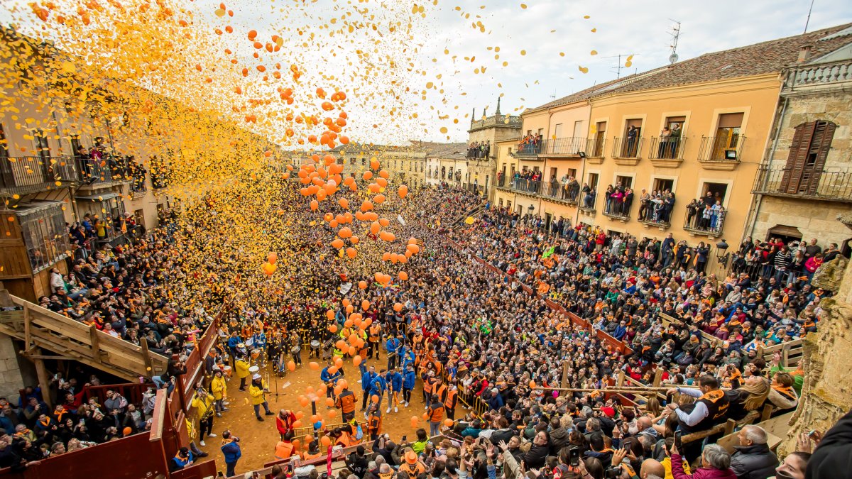 Miles de personas celebran el comienzo del Carnaval del Toro con el tradicional 'El Campanazo' en Ciudad Rodrigo (Salamanca).