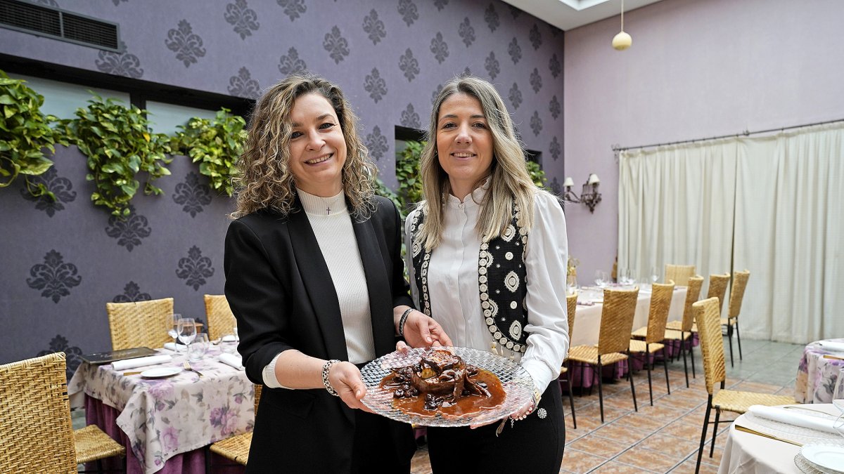 Aída Luengo de la Fuente, responsable de eventos, y Ramona Mihaela Iliescu, jefa de comedor.