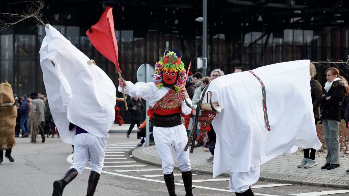 El tradicional desfile de antruejos en León.