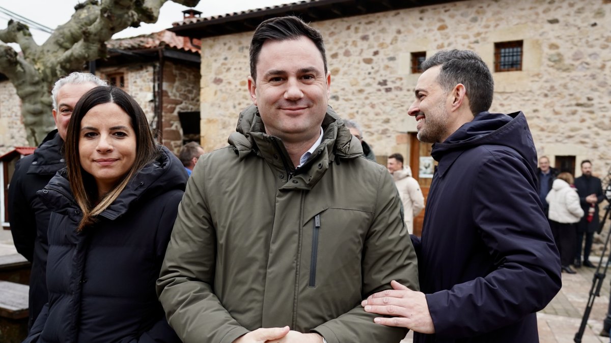 El delegado del Gobierno en Castilla y León, Nicanor Sen, y la vicesecretaria general del PSOE de Castilla y León, Nuria Rubio, asisten a la XXVI Feria de la Pluma y la Pesca de La Vecilla