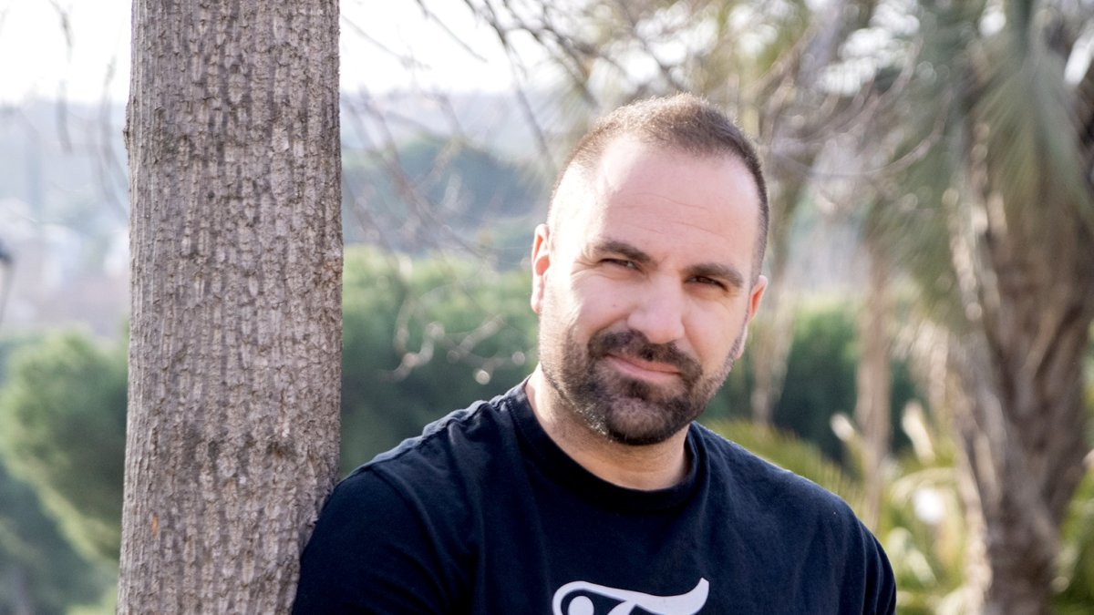 El fotógrafo iscariense Alberto de la Fuente, al otro lado de la cámara