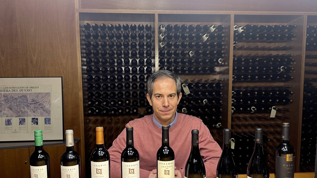 Jorge Bombín, enólogo y director de Legaris, en las instalaciones de la bodega en Curiel del Duero.