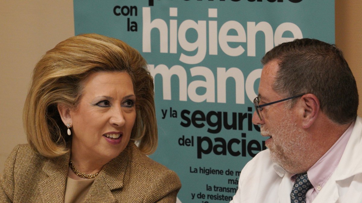 La gerente regional de Salud, Violeta Martínez, preside la primera reunión de la Comisión de seguimiento del Plan de Garantía Asistencial para El Bierzo junto al gerente de Asistencia Sanitaria del Bierzo, Juan Ortiz de Saracho