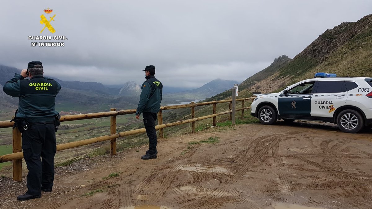La Guardia Civil de León realizando labores de búsqueda para encontrar al desaparecido.