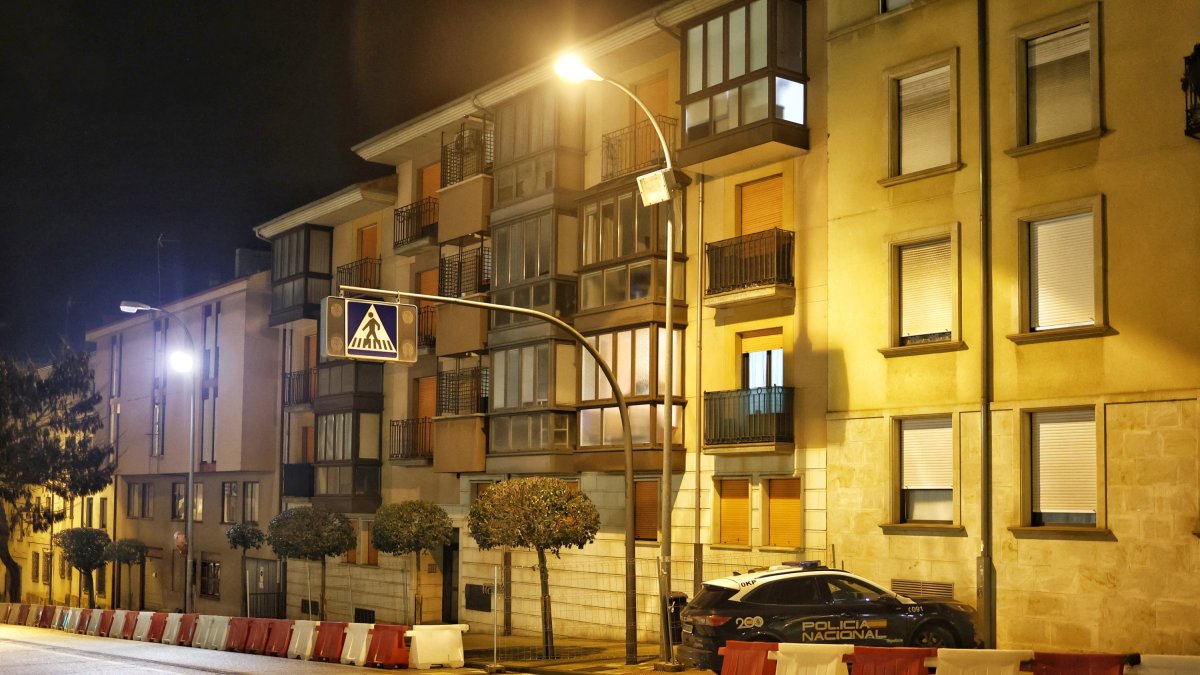 Edificio de la capital soriana en la que aparecía el cadáver de la mujer de 75 años.