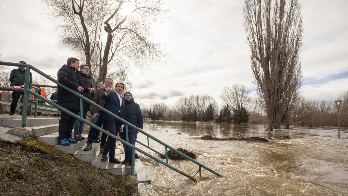 El consejero de Medio Ambiente, Vivienda y Ordenación del Territorio, Juan Carlos Suárez-Quiñones visita la crecida del Adaja que inunda el sur de Ávila