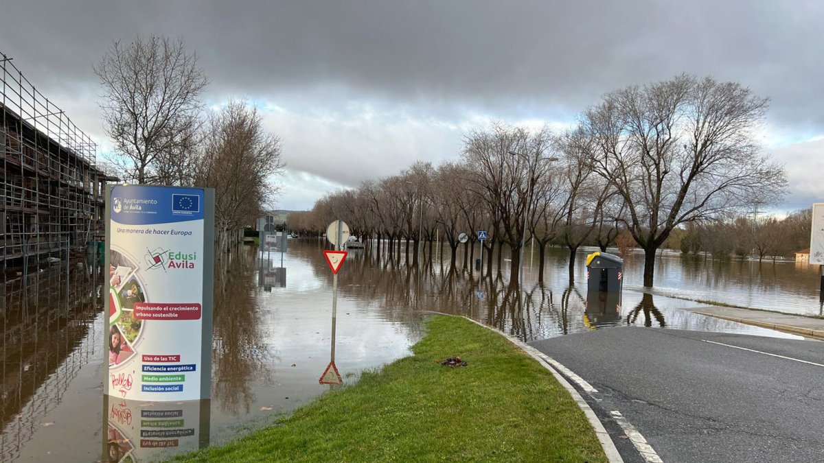 Las intensas lluvias provocan el desbordamiento del río Adaja a su paso por Ávila