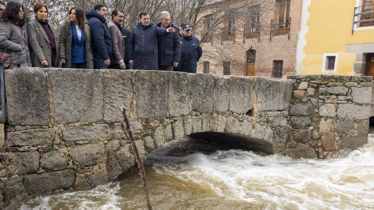 El presidente de la Junta de Castilla y León, Alfonso Fernández Mañueco, visita Ávila para realizar un seguimiento de la situación provocada por las inundaciones.