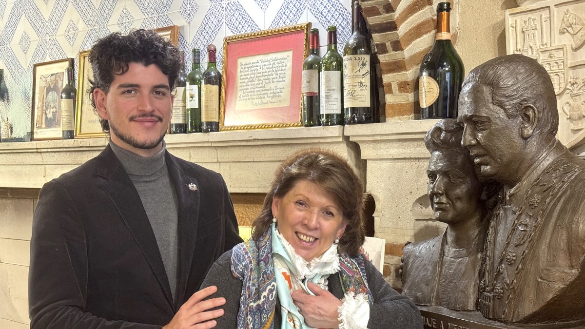 Luis, quinta generación, y su madre, Marisa Duque, posan ante el busto de bronce de los predecesores, situado en el interior del mesón segoviano