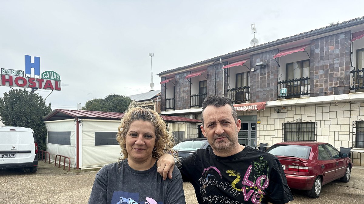 Julio Casado y Rosa Chicote, frente a la fachada del Hostal Restaurante San Isidro a la entrada de Zamora, al pie de la vieja N-122.