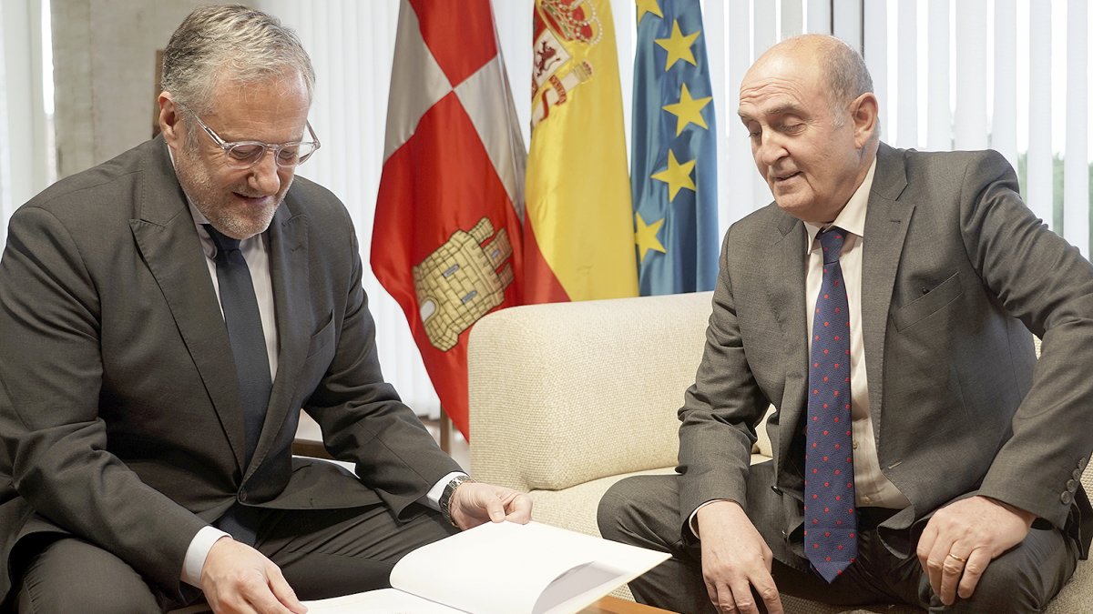 Carlos Pollán recibe el informe de manos de Tomás Quintana