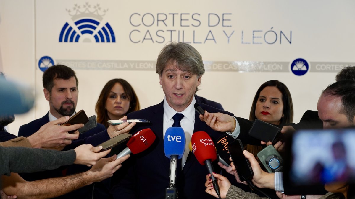 Carlos Martínez atiende a los medios de comunicación en las Cortes.