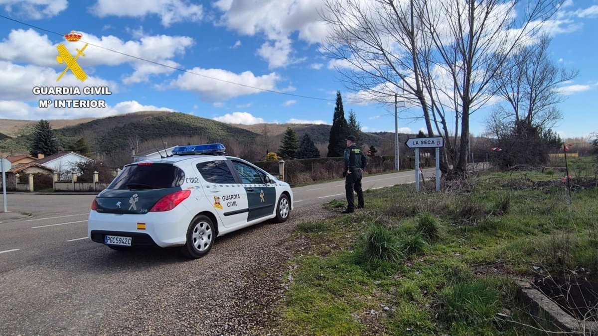 Un coche y agentes de la Guardia Civil en La Seca, donde tuvieron lugar los hechos