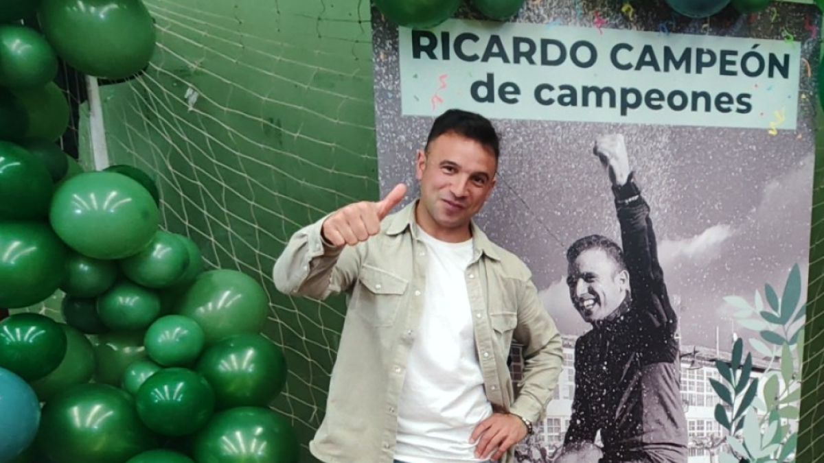 Ricardo Ramos Rilova recibe el reconocimiento.