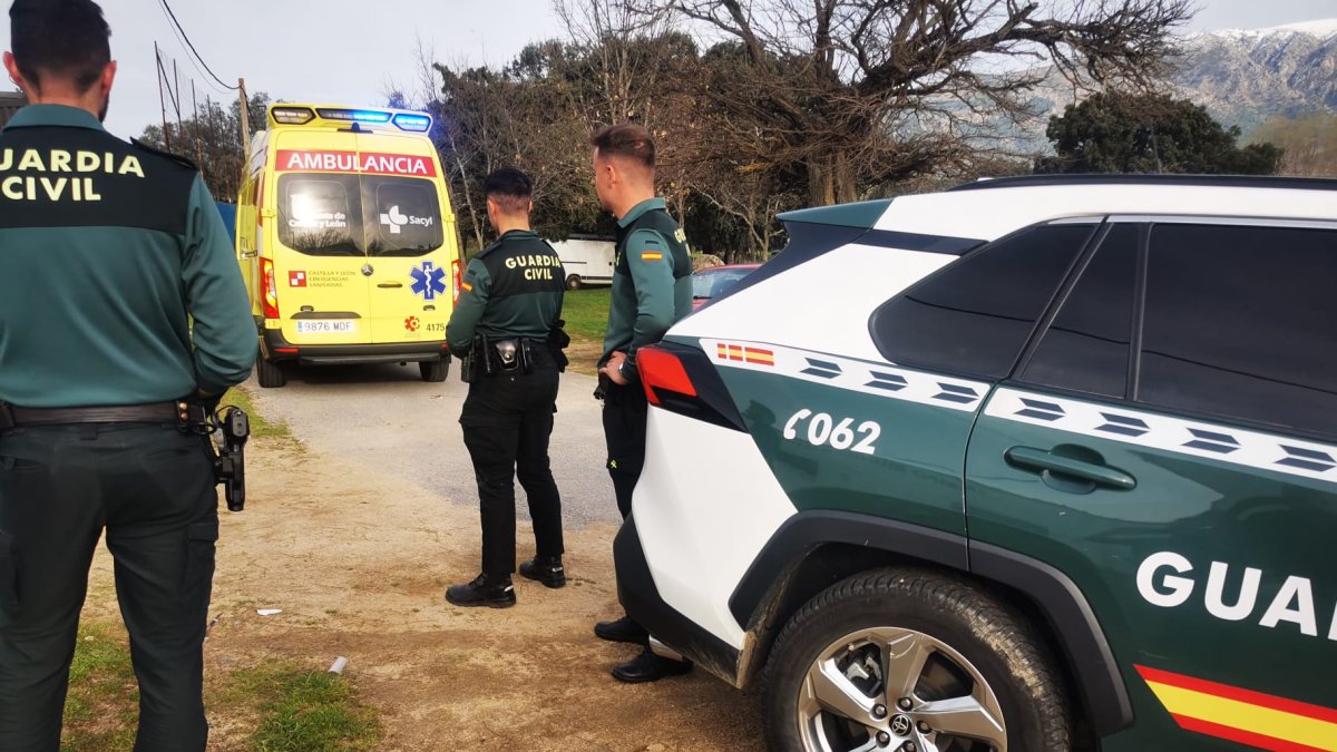 Imagen de la Guardia Civil junto con una ambulancia de Sacyl en el lugar de los hechos.