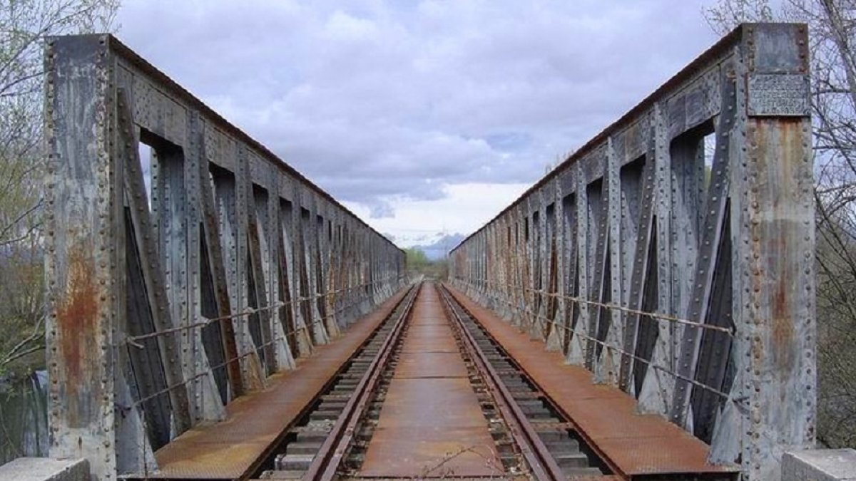 Imagen de una vía a su paso por la Ruta de la Plata.