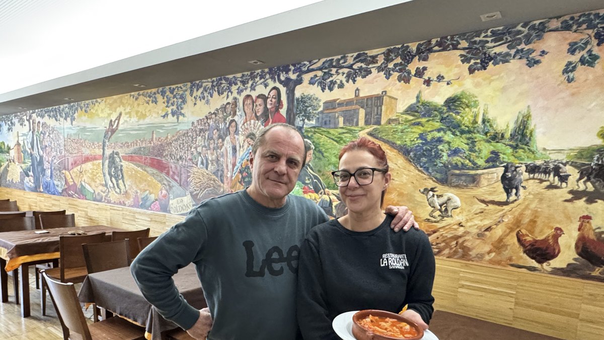 La cocinera Cristina Laredo y su marido Paulino Estébanez, en el comedor, delante del mural del Marín de la Red.