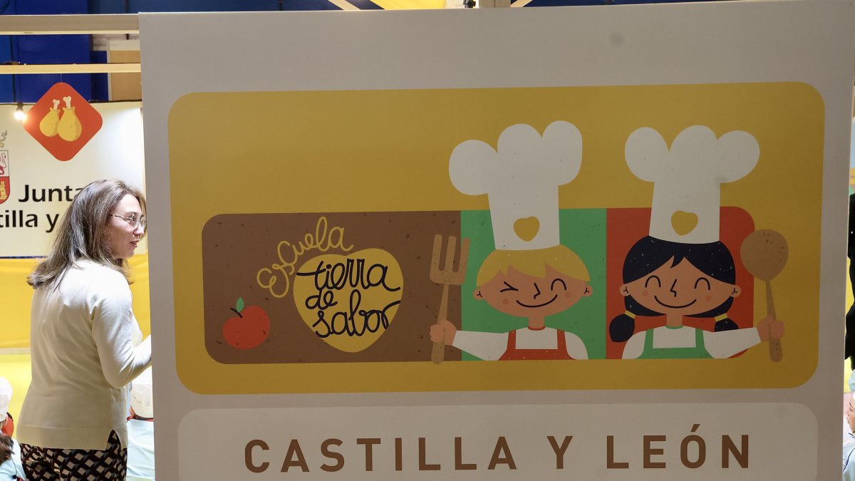 La consejera de Agricultura, Ganadería y Desarrollo Rural, María González Corral, visita el expositor de Tierra de Sabor en el XXXVIII Salon Gourmets.